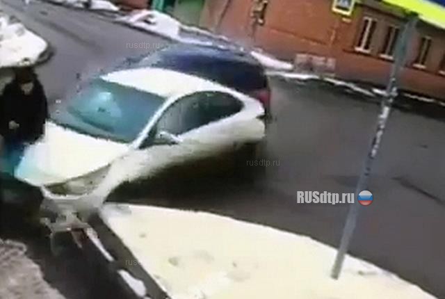 В Ростове в результате ДТП пешехода придавило автомобилем. ВИДЕО В Ростове в результате ДТП пешехода придавило автомобилем. ВИДЕО