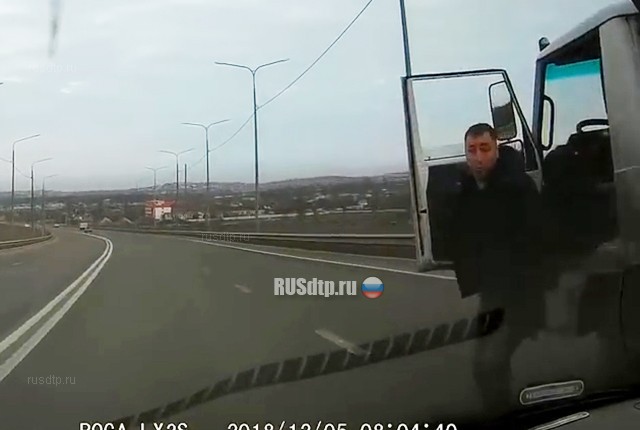 Пьяный на грузовике в Симферополе (с) Пьяный на грузовике в Симферополе (с)