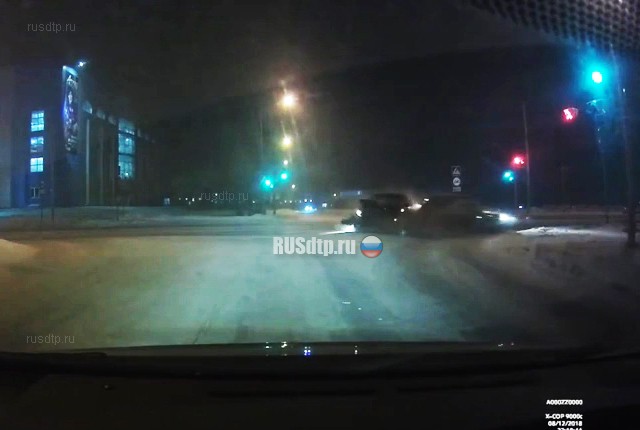 Парень с девушкой пострадали в ДТП в Кемерове. ВИДЕО Парень с девушкой пострадали в ДТП в Кемерове. ВИДЕО