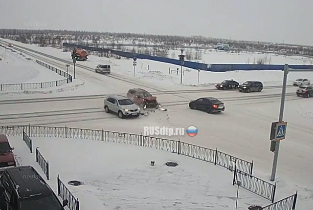 Быстрым шагом скрылась во дворах с ребенком на руках (с) Быстрым шагом скрылась во дворах с ребенком на руках (с)
