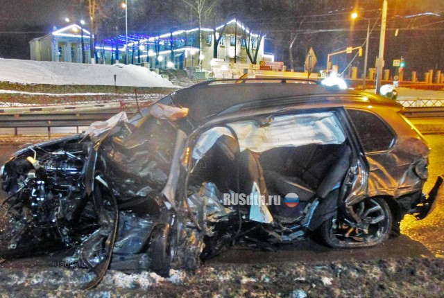 В Ярославле водитель BMW погиб, врезавшись в отбойник