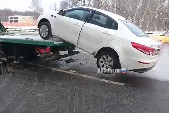 В Москве водитель вместе с машиной спрыгнул с эвакуатора и уехал В Москве водитель вместе с машиной спрыгнул с эвакуатора и уехал