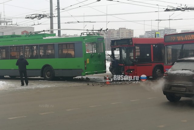 Столкновение автобуса и троллейбуса в Казани. ВИДЕО
