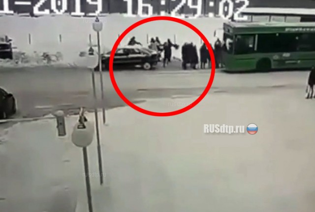 В Полоцке пьяный водитель врезался в толпу людей на остановке В Полоцке пьяный водитель врезался в толпу людей на остановке