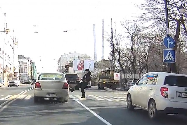 Во Владивостоке таксист не пропустил полицейского Во Владивостоке таксист не пропустил полицейского