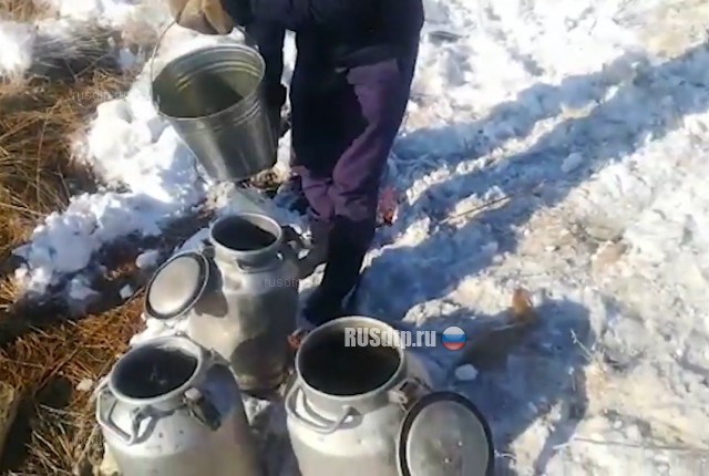 В Казахстане перевернулся грузовик со спиртом В Казахстане перевернулся грузовик со спиртом