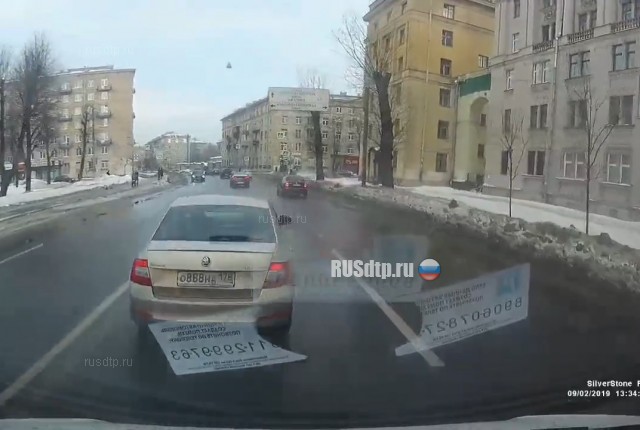Испугался, заблокировал двери (с) Испугался, заблокировал двери (с)