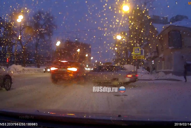 ДТП на пересечении улиц Авроры и Печерской в Самаре. ВИДЕО ДТП на пересечении улиц Авроры и Печерской в Самаре. ВИДЕО