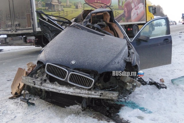 «BMW» смяло о встречный грузовик под Екатеринбургом