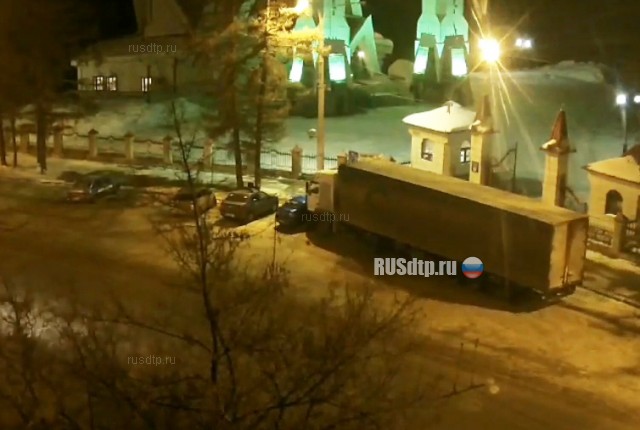 В Уфе фура без водителя протаранила три машины на парковке В Уфе фура без водителя протаранила три машины на парковке