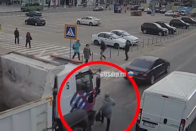 В Днепре женщина погибла под колесами грузовика В Днепре женщина погибла под колесами грузовика