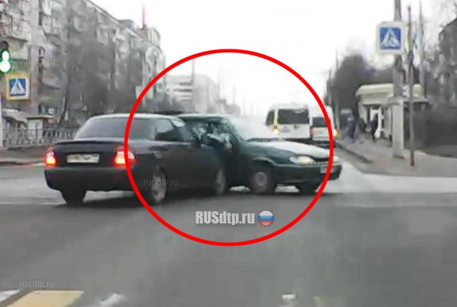 Момент жесткого ДТП на перекрестке в Туле попал на видео Момент жесткого ДТП на перекрестке в Туле попал на видео