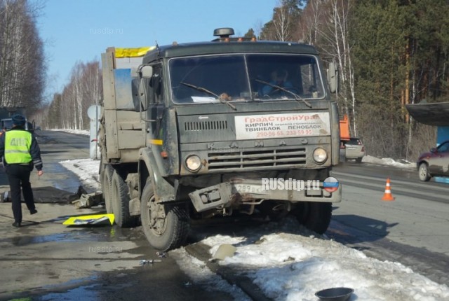 В Екатеринбурге КАМАЗ снес светофор, который упал на пешехода и убил его