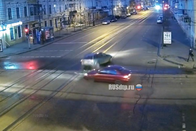 Проехал на красный, попал ДТП и скрылся Проехал на красный, попал ДТП и скрылся