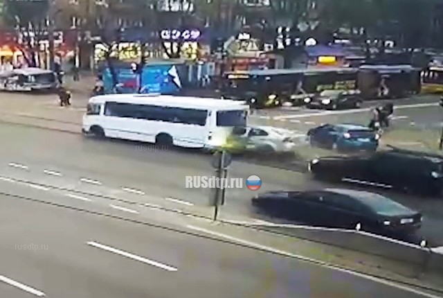 В автобус на скорости 160 км/ч В автобус на скорости 160 км/ч