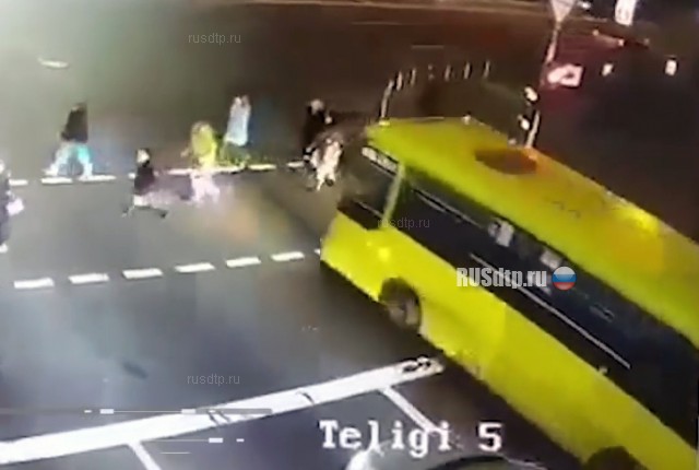 В Киеве автобус сбил троих женщин В Киеве автобус сбил троих женщин