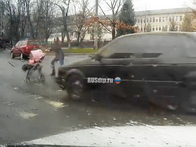 В Иванов-Франковске автомобиль сбил женщину с коляской. ВИДЕО В Иванов-Франковске автомобиль сбил женщину с коляской. ВИДЕО