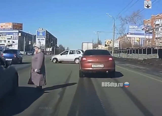 Из-за пешехода едва не произошло ДТП Из-за пешехода едва не произошло ДТП