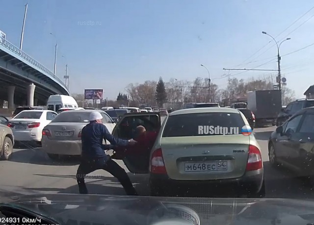 Выкинул пассажира из автомобиля Выкинул пассажира из автомобиля