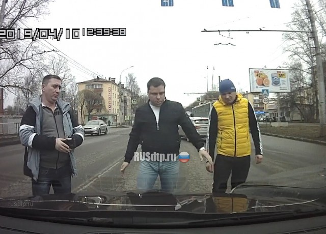 Он же включил указатель поворота (с) Он же включил указатель поворота (с)
