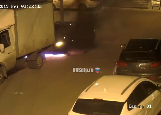 В Воронеже неизвестный мужчина поджег припаркованную «Приору» В Воронеже неизвестный мужчина поджег припаркованную «Приору»