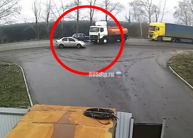 Под Воронежем бензовоз столкнулся с тремя автомобилями. ВИДЕО Под Воронежем бензовоз столкнулся с тремя автомобилями. ВИДЕО