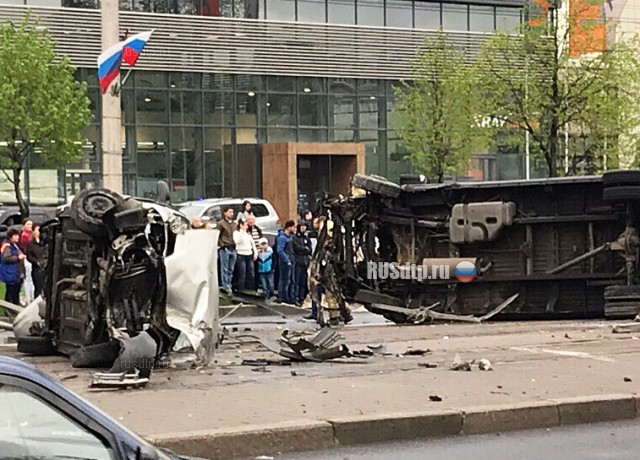 В Петербурге произошло серьезное ДТП с участием маршрутки, трамвая и легковушки