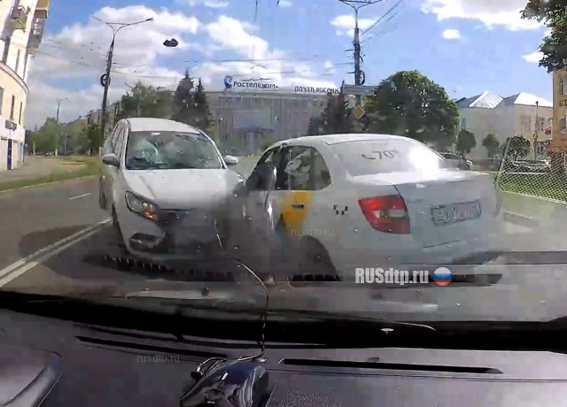 В Чебоксарах пьяный лихач на «Иксрее» совершил массовое ДТП. Видео В Чебоксарах пьяный лихач на «Иксрее» совершил массовое ДТП. Видео