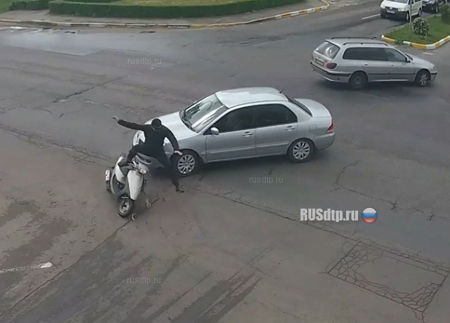 Столкновение мопеда с автомобилем Столкновение мопеда с автомобилем