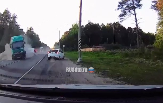 Реношка на встречку вылетела (с) Реношка на встречку вылетела (с)