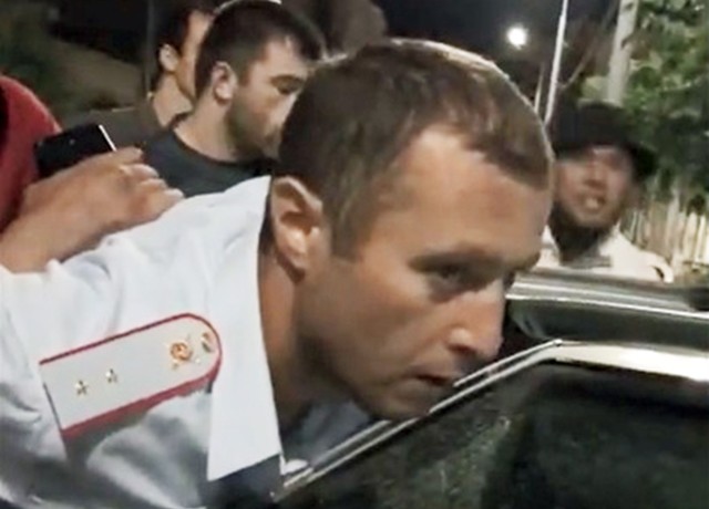 Пьяный полицейский громил машины в Дербенте. ВИДЕО Пьяный полицейский громил машины в Дербенте. ВИДЕО