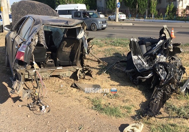 В Астрахани в результате ДТП Toyota Camry разорвало на части