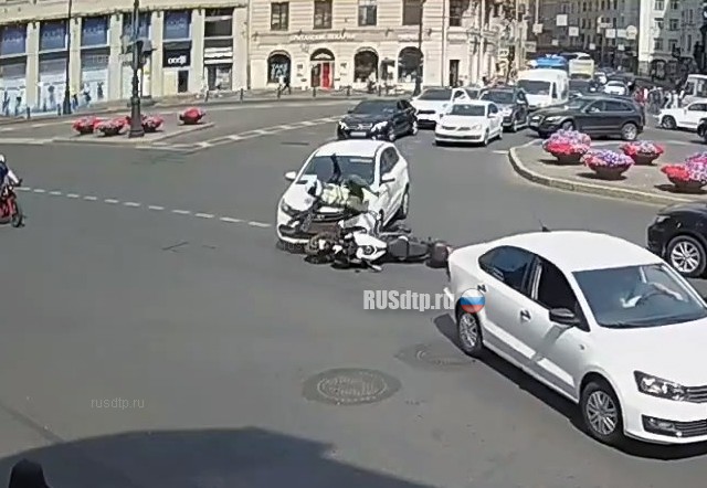 ДТП с мотоциклистом на Каменноостровском ДТП с мотоциклистом на Каменноостровском
