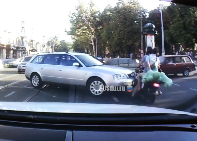 Водитель Ауди твердит, что он не виноват (с) Водитель Ауди твердит, что он не виноват (с)
