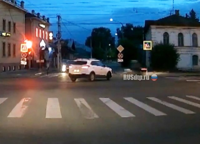В Костроме кроссовер подбил мотоцикл. ВИДЕО В Костроме кроссовер подбил мотоцикл. ВИДЕО