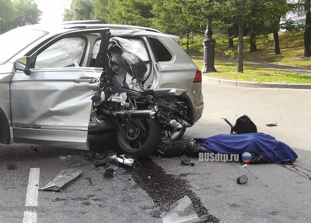 В Хабаровске в ДТП погиб мотоциклист. ВИДЕО