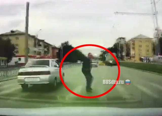 В Екатеринбурге автомобиль сбил пешехода. ВИДЕО В Екатеринбурге автомобиль сбил пешехода. ВИДЕО