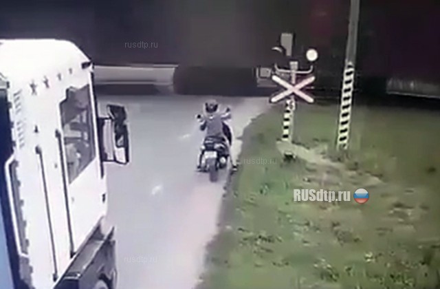 15-летний подросток на скутере попал под поезд. ВИДЕО 15-летний подросток на скутере попал под поезд. ВИДЕО