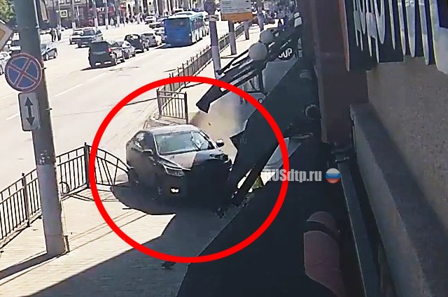 В Туле женщина за рулем въехала в кофейню. ВИДЕО В Туле женщина за рулем въехала в кофейню. ВИДЕО
