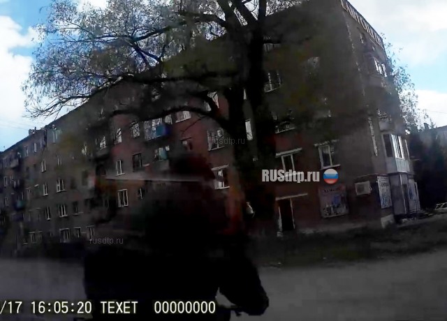 Два пьяных бомжа на велосипеде (c) Два пьяных бомжа на велосипеде (c)