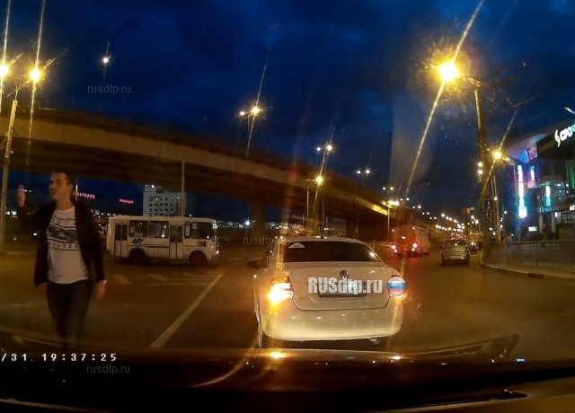 Перестроился перед автором Перестроился перед автором