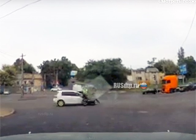 В Одессе женщина на «Фольксвагене» подбила мотоциклиста В Одессе женщина на «Фольксвагене» подбила мотоциклиста