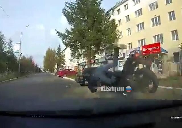 Момент жесткого ДТП с мотоциклистом в Нефтекамске. ВИДЕО Момент жесткого ДТП с мотоциклистом в Нефтекамске. ВИДЕО