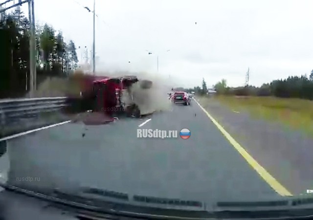 Грузовик опрокинулся Грузовик опрокинулся