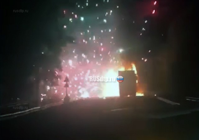 Под Хабаровском загорелась фура с пиротехникой. ВИДЕО Под Хабаровском загорелась фура с пиротехникой. ВИДЕО