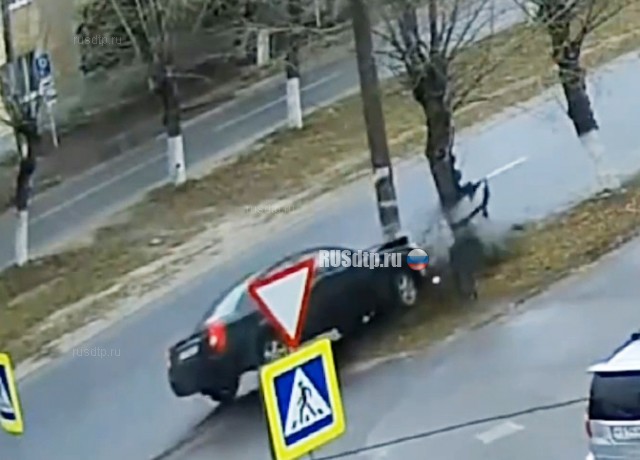 Chery врезался в столб Chery врезался в столб
