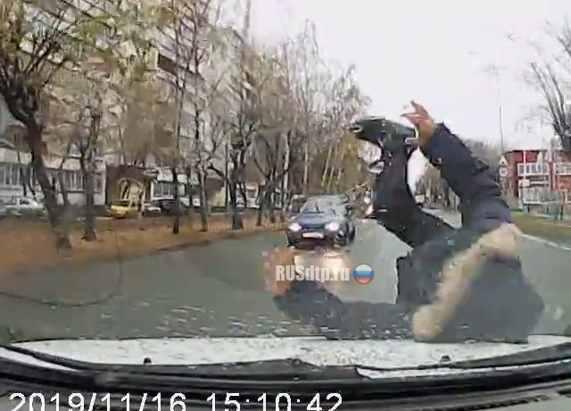 В Тюмени Nissan сбил 10-летнего мальчика. ВИДЕО В Тюмени Nissan сбил 10-летнего мальчика. ВИДЕО