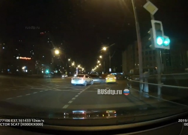 Опасно стоять на светофоре первому (с) Опасно стоять на светофоре первому (с)