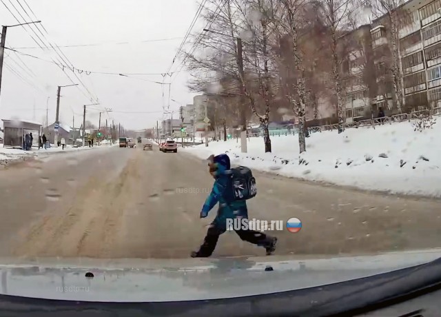 В Березниках ребенок выбежал на дорогу из-за автобуса и попал под машину. ВИДЕО В Березниках ребенок выбежал на дорогу из-за автобуса и попал под машину. ВИДЕО