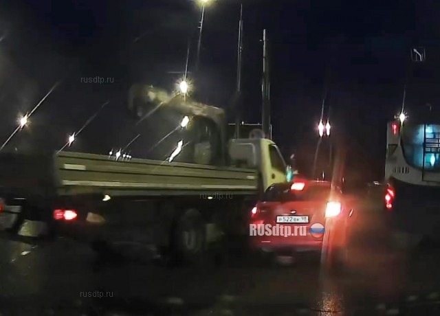 Маленькая красная машина поторопилась (с) Маленькая красная машина поторопилась (с)